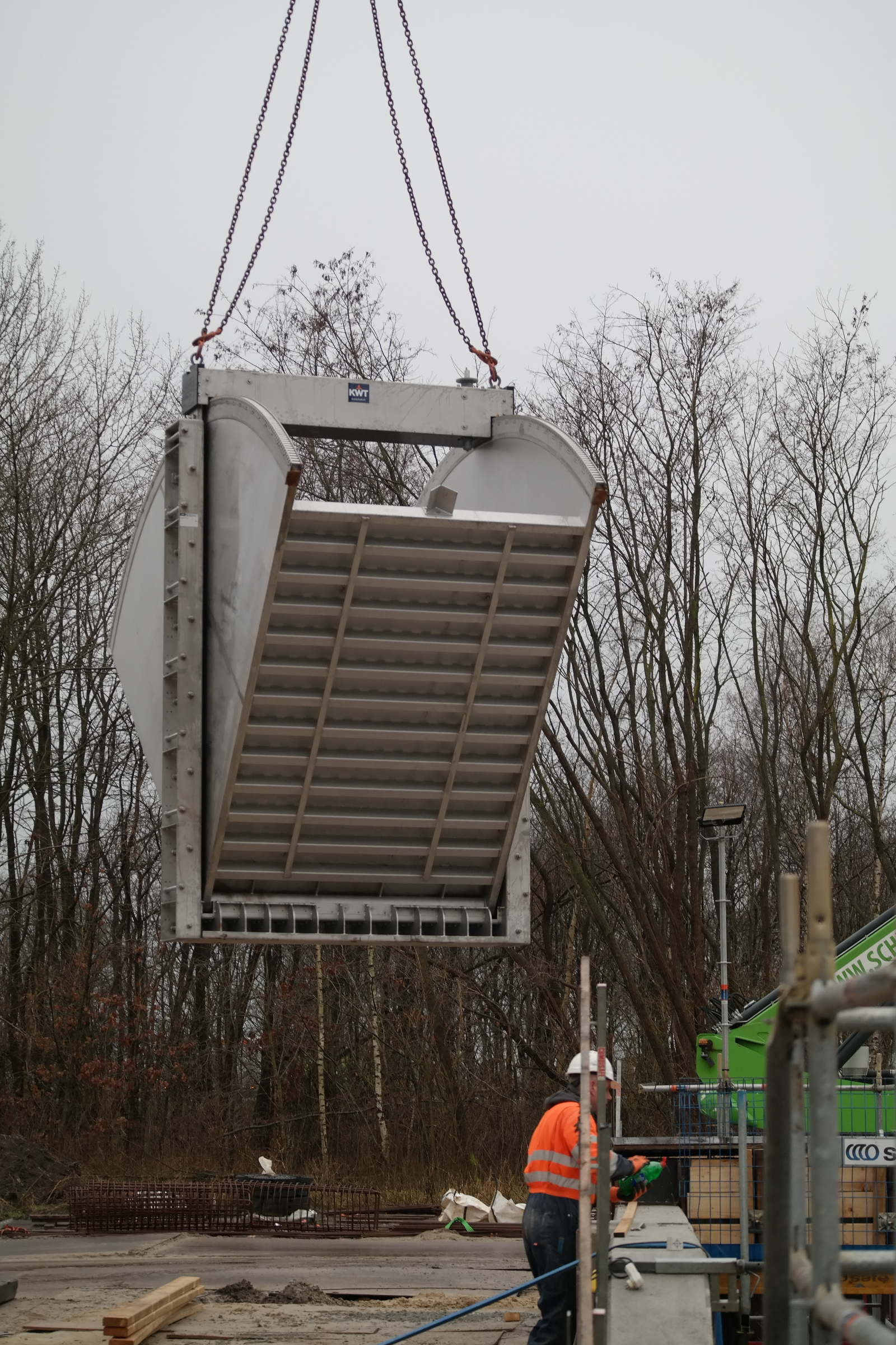 Tilting weirs for water storage