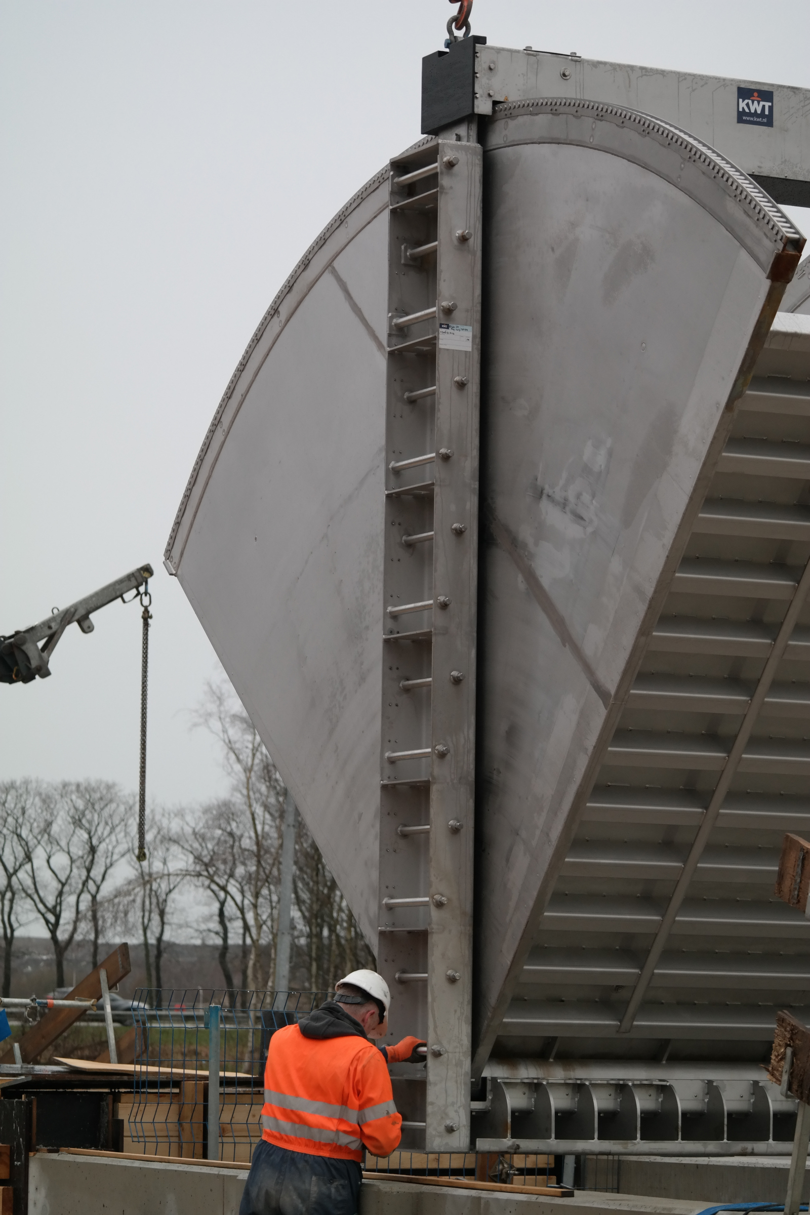 Tilting weirs for water storage